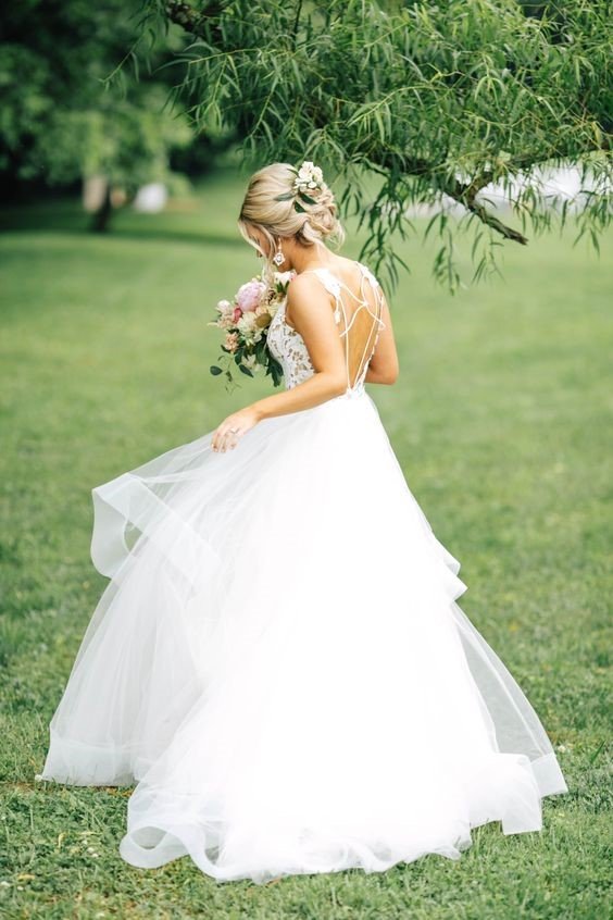 5 Dos and Don'ts of Wearing a Hair Accessory on Your Wedding Day – Ellee  Couture Boutique